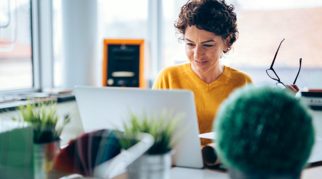 A woman looking at a computer screen symbolizing how Vanguard tailors our financial advice to meet the specific needs of clients.